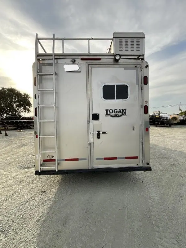 PRE-OWNED 2014 Logan Coach RAZ4GNHDLQ 40' 4 horse Razor GN Horse Trailer**WITH WALK IN CLOSET**
