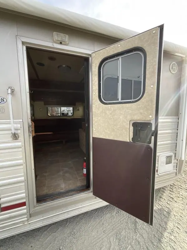 PRE-OWNED 2014 Logan Coach RAZ4GNHDLQ 40' 4 horse Razor GN Horse Trailer**WITH WALK IN CLOSET**