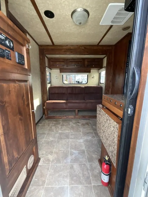 PRE-OWNED 2014 Logan Coach RAZ4GNHDLQ 40' 4 horse Razor GN Horse Trailer**WITH WALK IN CLOSET**
