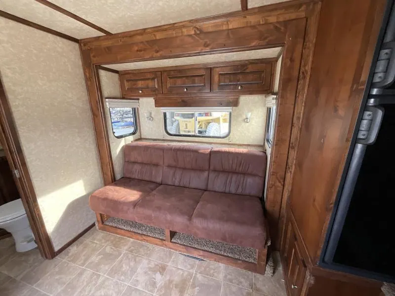 PRE-OWNED 2014 Logan Coach RAZ4GNHDLQ 40' 4 horse Razor GN Horse Trailer**WITH WALK IN CLOSET**