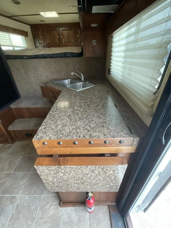 PRE-OWNED 2014 Logan Coach RAZ4GNHDLQ 40' 4 horse Razor GN Horse Trailer**WITH WALK IN CLOSET**