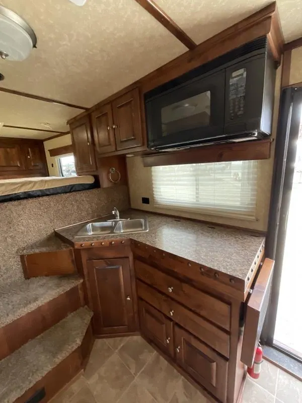 PRE-OWNED 2014 Logan Coach RAZ4GNHDLQ 40' 4 horse Razor GN Horse Trailer**WITH WALK IN CLOSET**