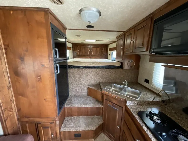 PRE-OWNED 2014 Logan Coach RAZ4GNHDLQ 40' 4 horse Razor GN Horse Trailer**WITH WALK IN CLOSET**