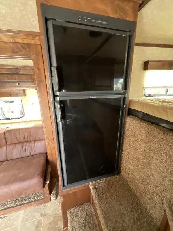 PRE-OWNED 2014 Logan Coach RAZ4GNHDLQ 40' 4 horse Razor GN Horse Trailer**WITH WALK IN CLOSET**