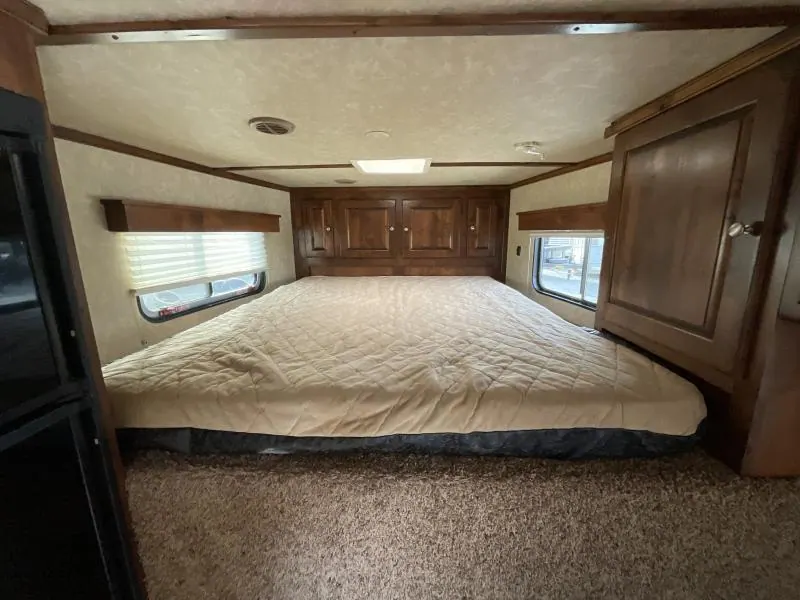 PRE-OWNED 2014 Logan Coach RAZ4GNHDLQ 40' 4 horse Razor GN Horse Trailer**WITH WALK IN CLOSET**