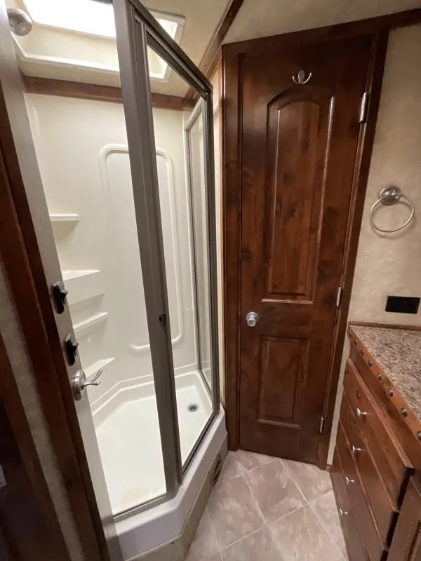 PRE-OWNED 2014 Logan Coach RAZ4GNHDLQ 40' 4 horse Razor GN Horse Trailer**WITH WALK IN CLOSET**
