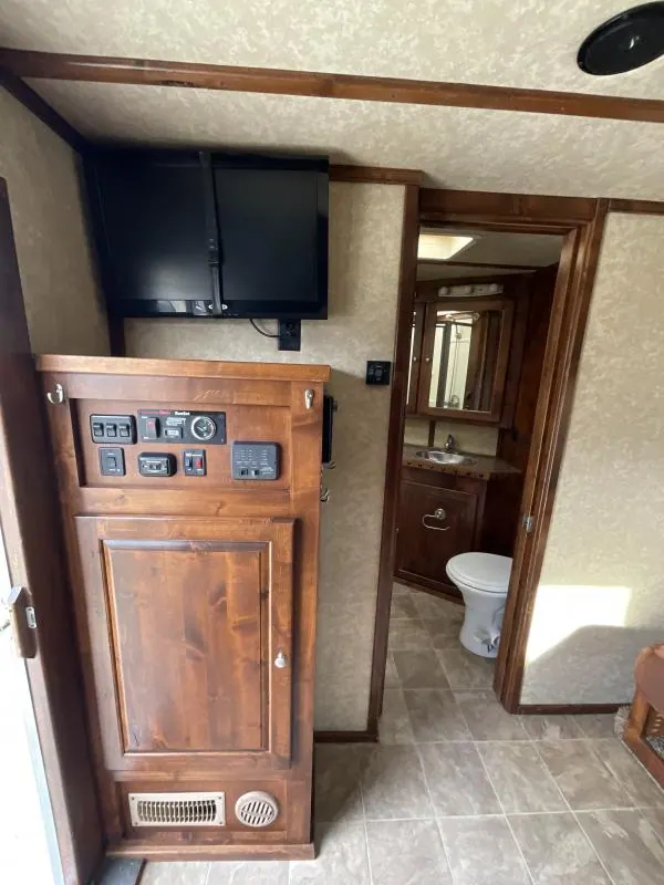 PRE-OWNED 2014 Logan Coach RAZ4GNHDLQ 40' 4 horse Razor GN Horse Trailer**WITH WALK IN CLOSET**