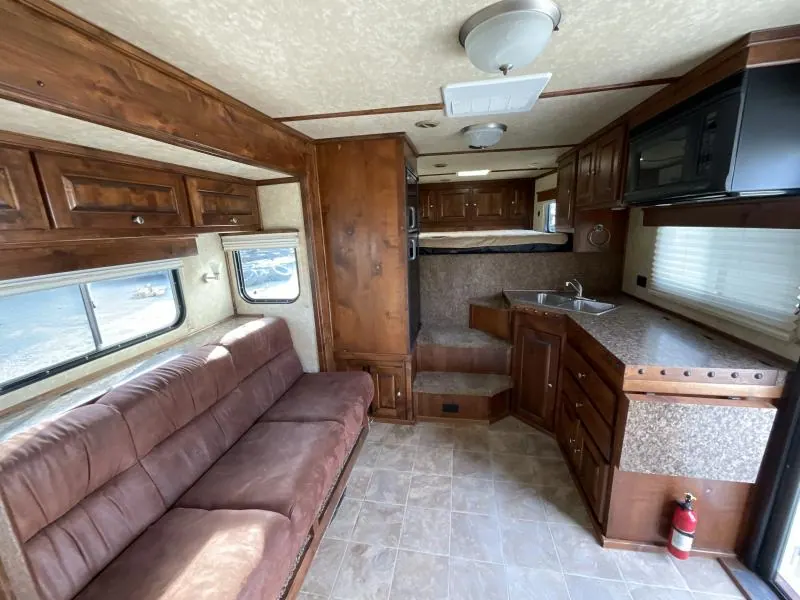 PRE-OWNED 2014 Logan Coach RAZ4GNHDLQ 40' 4 horse Razor GN Horse Trailer**WITH WALK IN CLOSET**