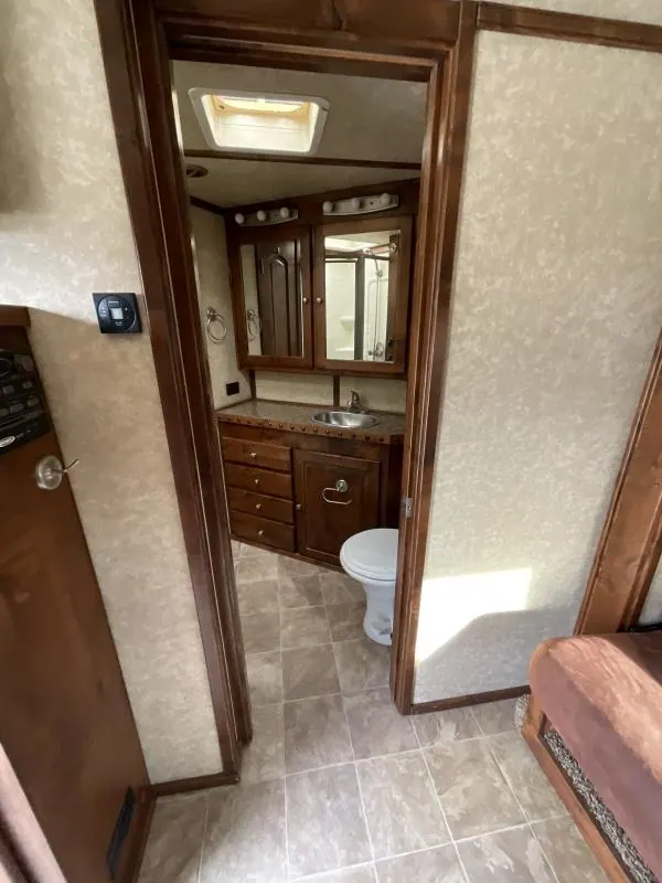 PRE-OWNED 2014 Logan Coach RAZ4GNHDLQ 40' 4 horse Razor GN Horse Trailer**WITH WALK IN CLOSET**