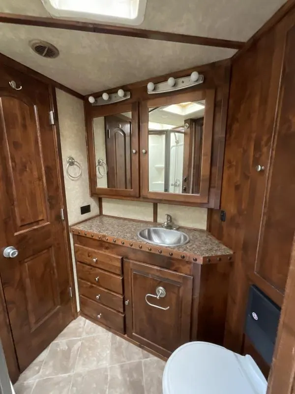 PRE-OWNED 2014 Logan Coach RAZ4GNHDLQ 40' 4 horse Razor GN Horse Trailer**WITH WALK IN CLOSET**