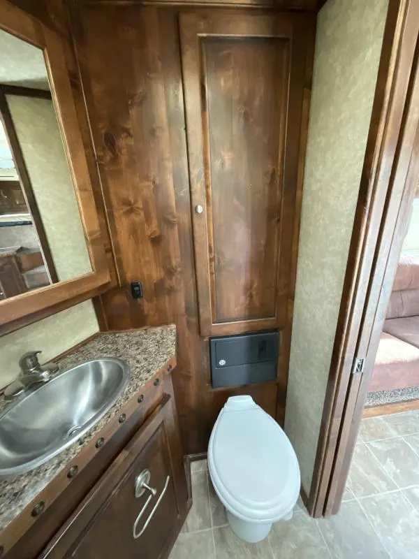PRE-OWNED 2014 Logan Coach RAZ4GNHDLQ 40' 4 horse Razor GN Horse Trailer**WITH WALK IN CLOSET**