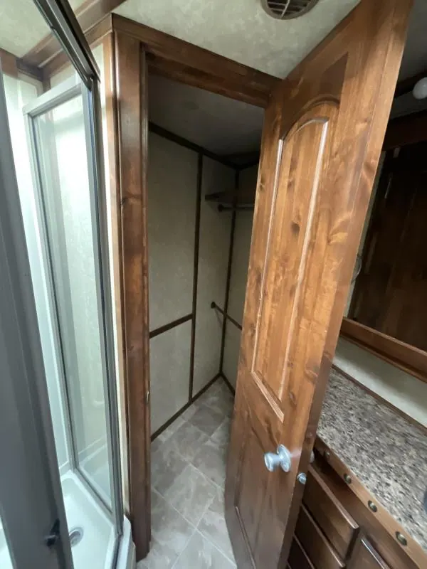 PRE-OWNED 2014 Logan Coach RAZ4GNHDLQ 40' 4 horse Razor GN Horse Trailer**WITH WALK IN CLOSET**