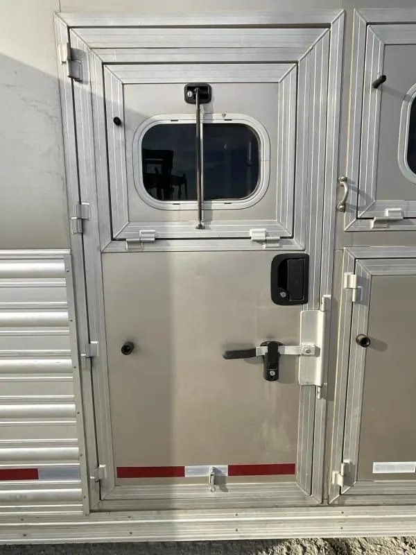 PRE-OWNED 2014 Logan Coach RAZ4GNHDLQ 40' 4 horse Razor GN Horse Trailer**WITH WALK IN CLOSET**
