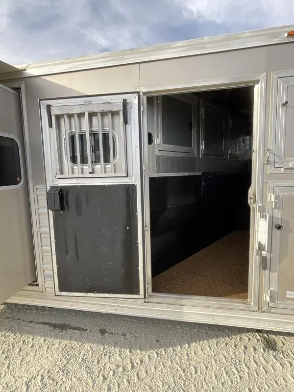 PRE-OWNED 2014 Logan Coach RAZ4GNHDLQ 40' 4 horse Razor GN Horse Trailer**WITH WALK IN CLOSET**