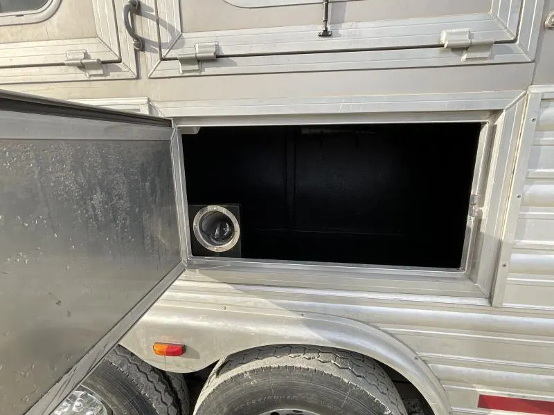 PRE-OWNED 2014 Logan Coach RAZ4GNHDLQ 40' 4 horse Razor GN Horse Trailer**WITH WALK IN CLOSET**