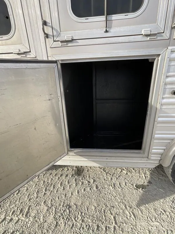 PRE-OWNED 2014 Logan Coach RAZ4GNHDLQ 40' 4 horse Razor GN Horse Trailer**WITH WALK IN CLOSET**