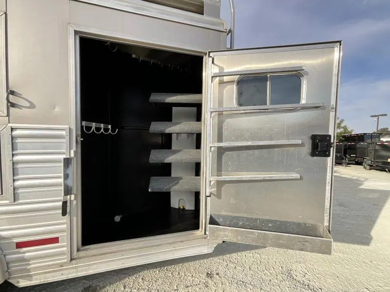 PRE-OWNED 2014 Logan Coach RAZ4GNHDLQ 40' 4 horse Razor GN Horse Trailer**WITH WALK IN CLOSET**