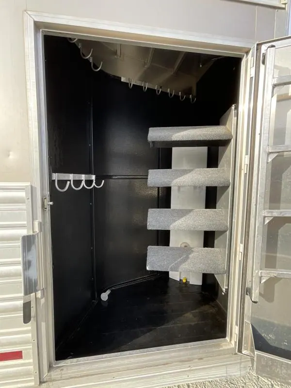 PRE-OWNED 2014 Logan Coach RAZ4GNHDLQ 40' 4 horse Razor GN Horse Trailer**WITH WALK IN CLOSET**