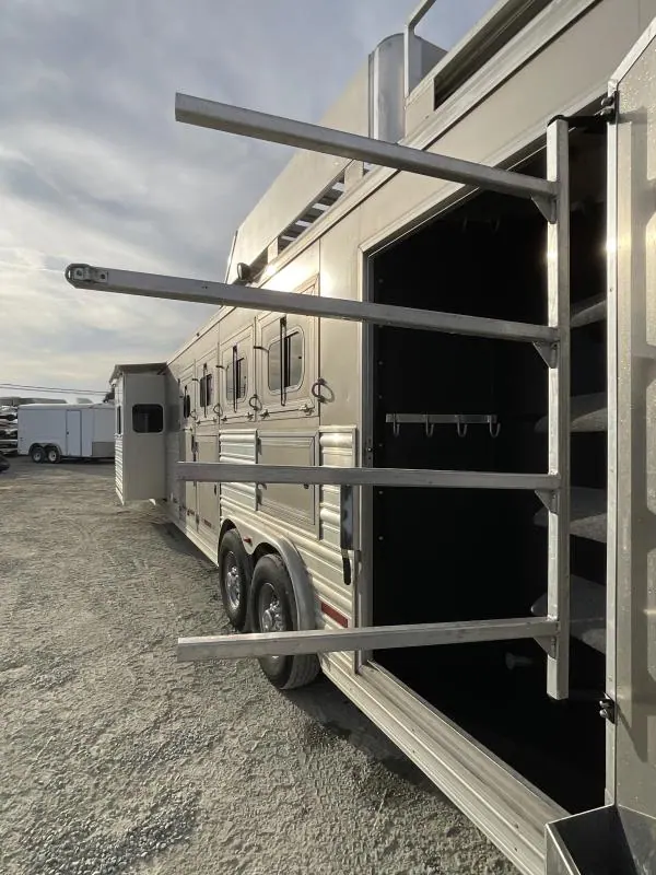 PRE-OWNED 2014 Logan Coach RAZ4GNHDLQ 40' 4 horse Razor GN Horse Trailer**WITH WALK IN CLOSET**