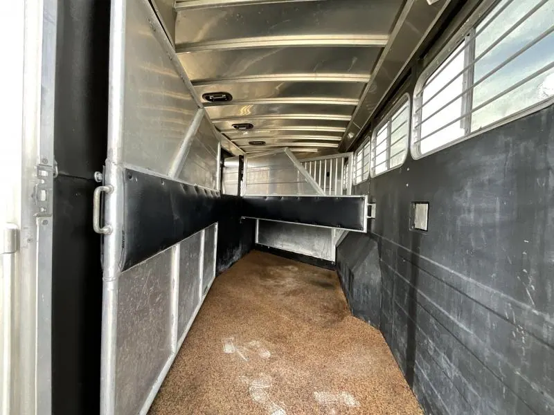 PRE-OWNED 2014 Logan Coach RAZ4GNHDLQ 40' 4 horse Razor GN Horse Trailer**WITH WALK IN CLOSET**