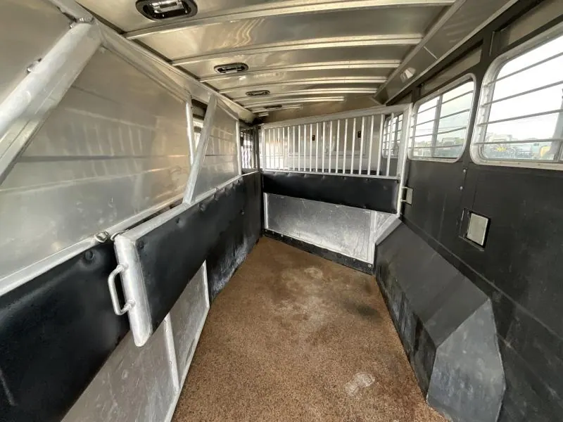 PRE-OWNED 2014 Logan Coach RAZ4GNHDLQ 40' 4 horse Razor GN Horse Trailer**WITH WALK IN CLOSET**