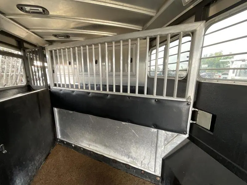 PRE-OWNED 2014 Logan Coach RAZ4GNHDLQ 40' 4 horse Razor GN Horse Trailer**WITH WALK IN CLOSET**