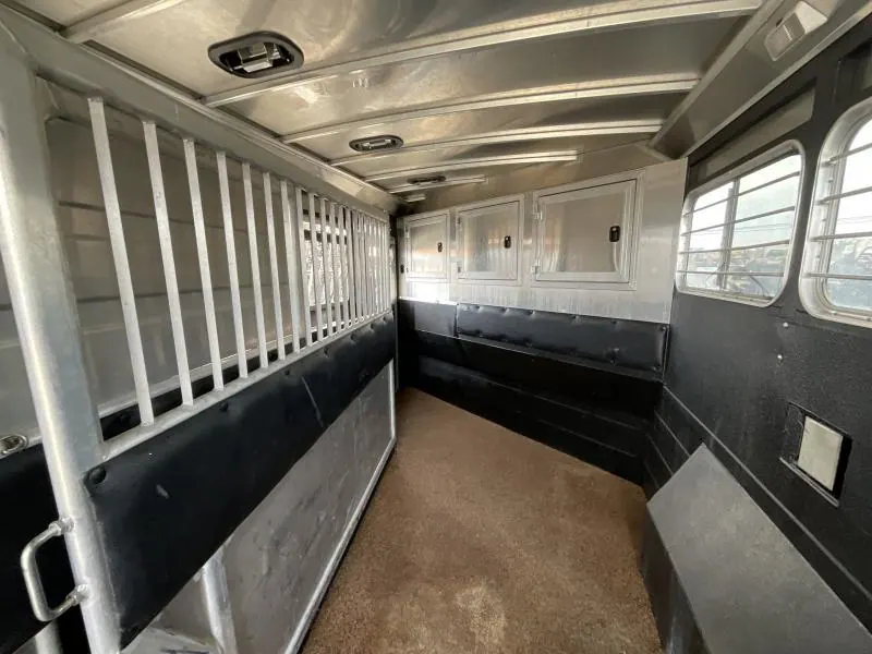 PRE-OWNED 2014 Logan Coach RAZ4GNHDLQ 40' 4 horse Razor GN Horse Trailer**WITH WALK IN CLOSET**