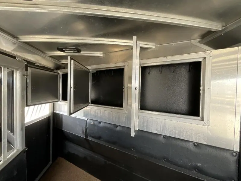PRE-OWNED 2014 Logan Coach RAZ4GNHDLQ 40' 4 horse Razor GN Horse Trailer**WITH WALK IN CLOSET**