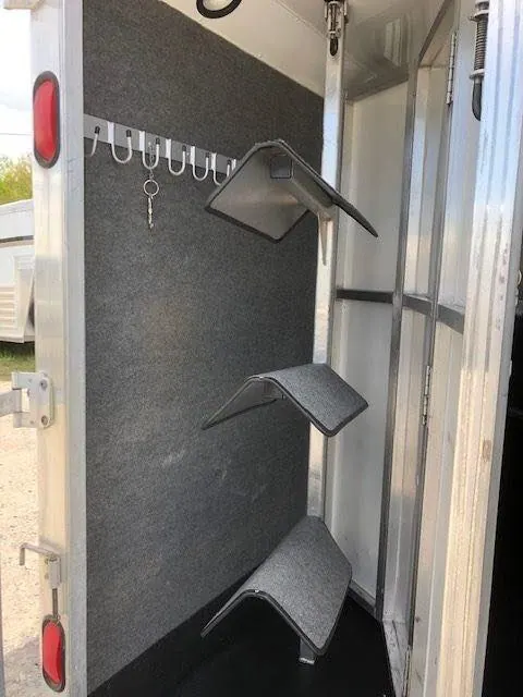 2010 Merhow 3 Horse Slant Load Bumper Pull