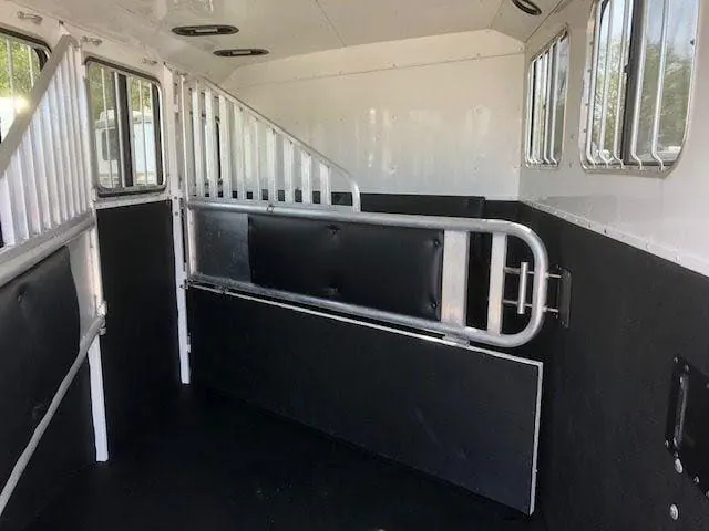 2010 Merhow 3 Horse Slant Load Bumper Pull