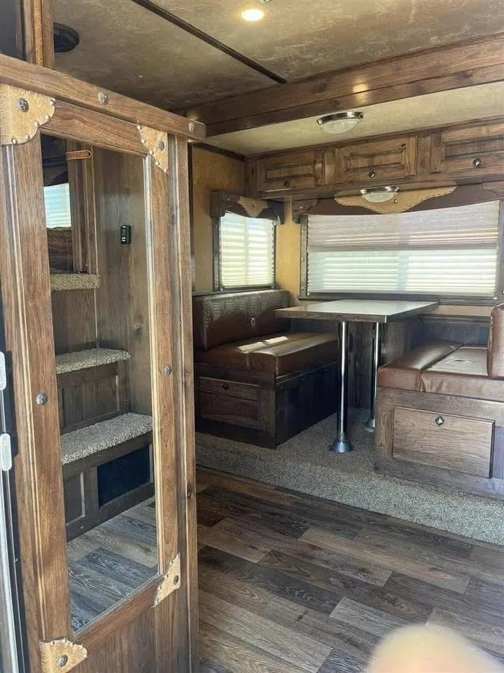 2016 Platinum 4 Horse Reverse Load Bunk Beds