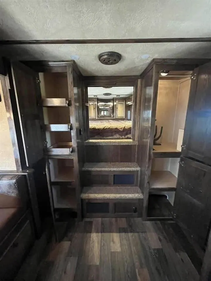 2016 Platinum 4 Horse Reverse Load Bunk Beds