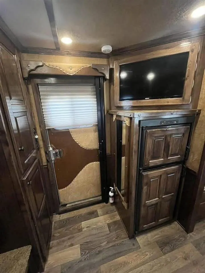 2016 Platinum 4 Horse Reverse Load Bunk Beds