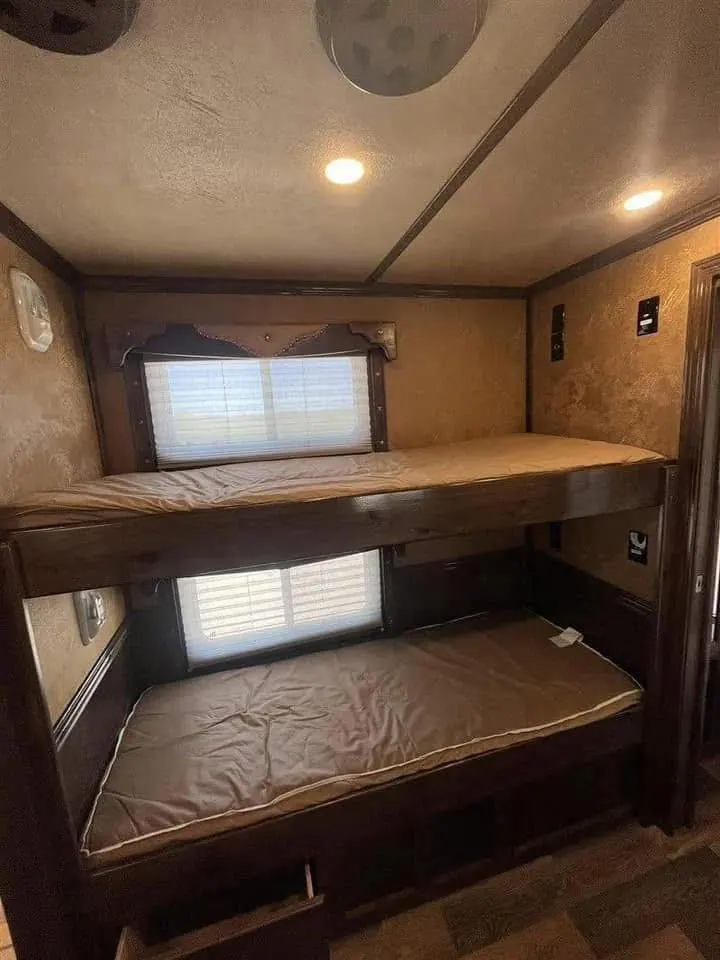 2016 Platinum 4 Horse Reverse Load Bunk Beds