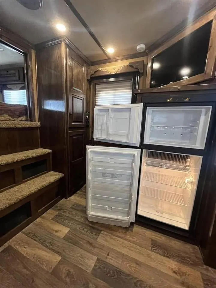 2016 Platinum 4 Horse Reverse Load Bunk Beds