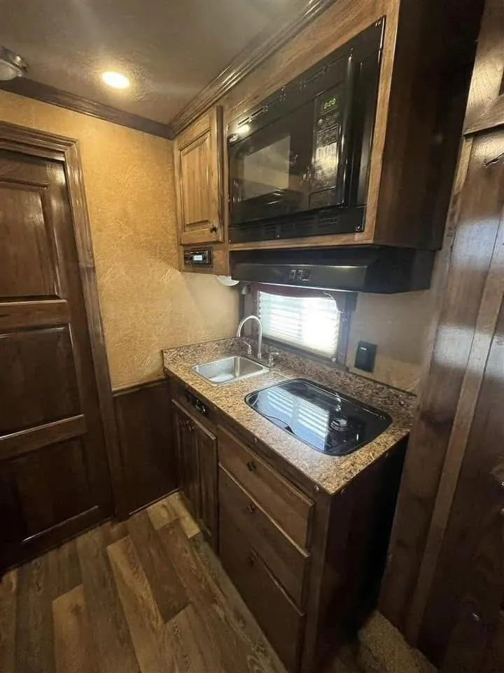 2016 Platinum 4 Horse Reverse Load Bunk Beds