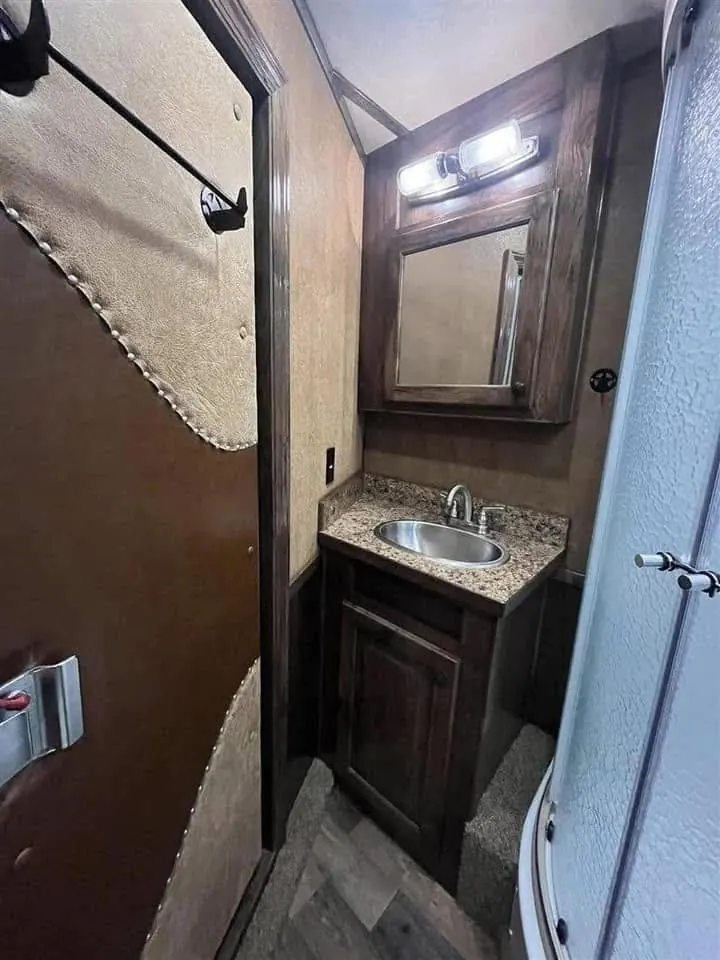 2016 Platinum 4 Horse Reverse Load Bunk Beds