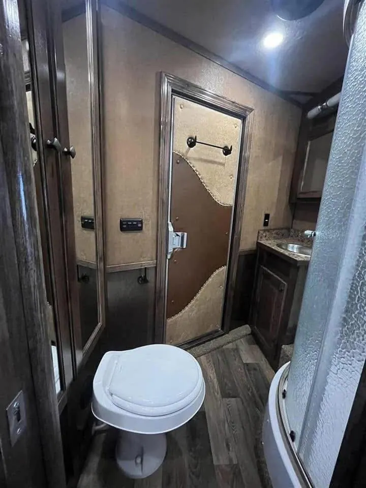 2016 Platinum 4 Horse Reverse Load Bunk Beds