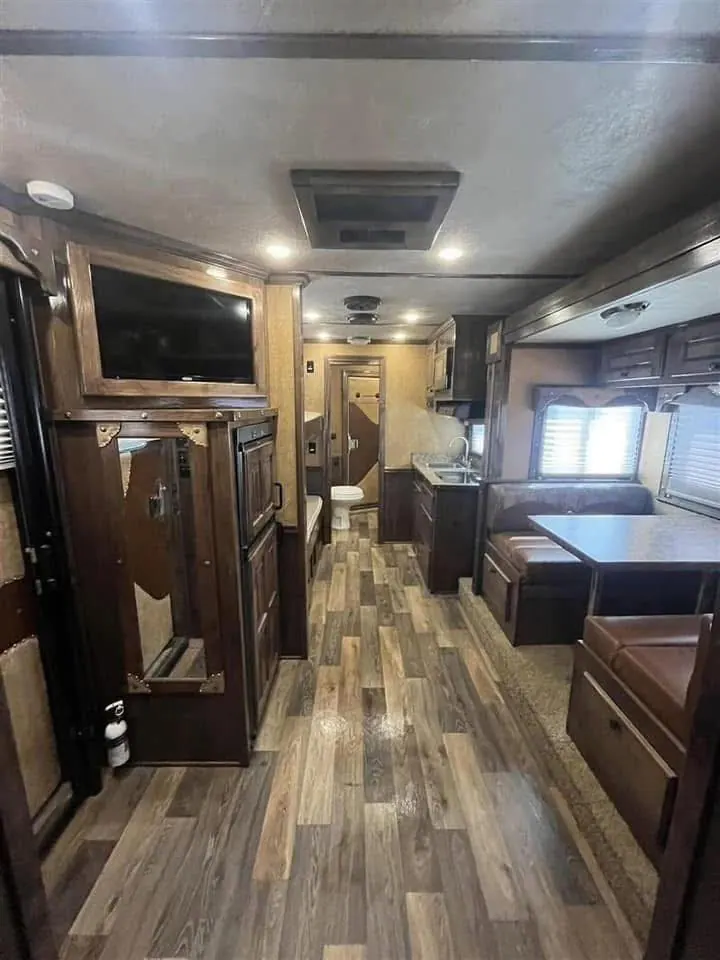 2016 Platinum 4 Horse Reverse Load Bunk Beds
