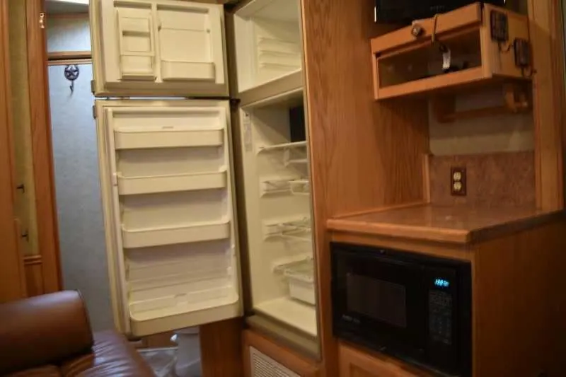 2006 Platinum 8410LQ 4 Horse Trailer with 9' Short Wall