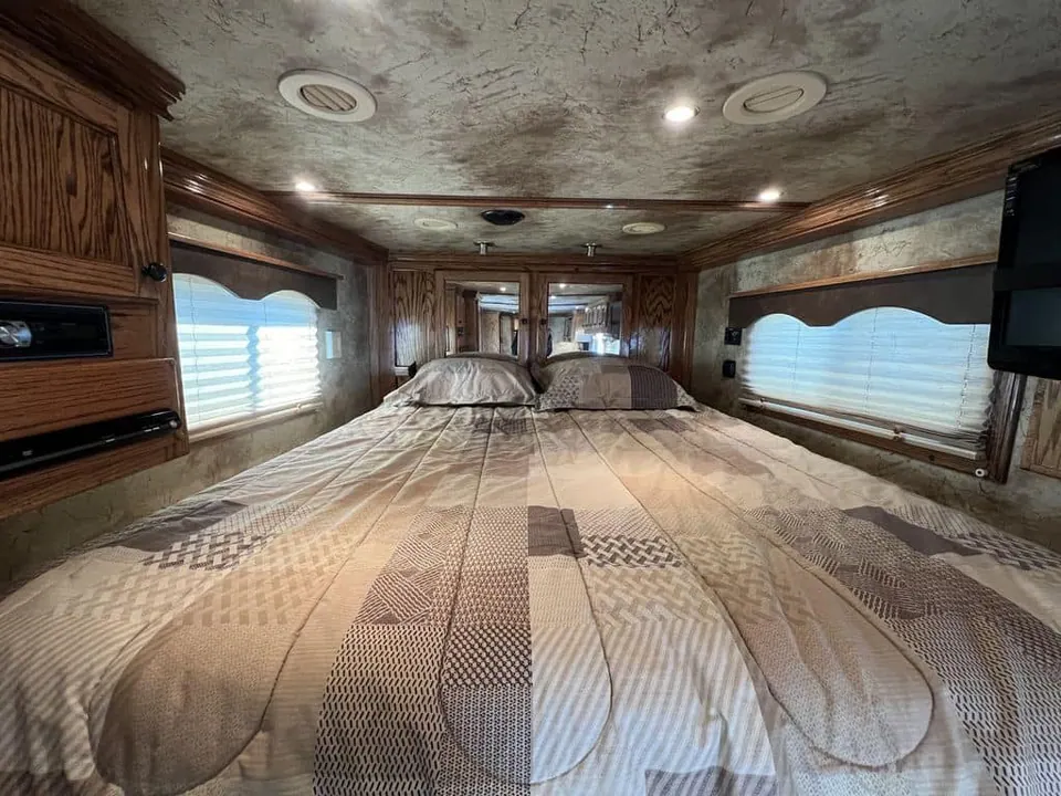 2009 Platinum Coach 3 H 16' SW w/Outlaw Conversion