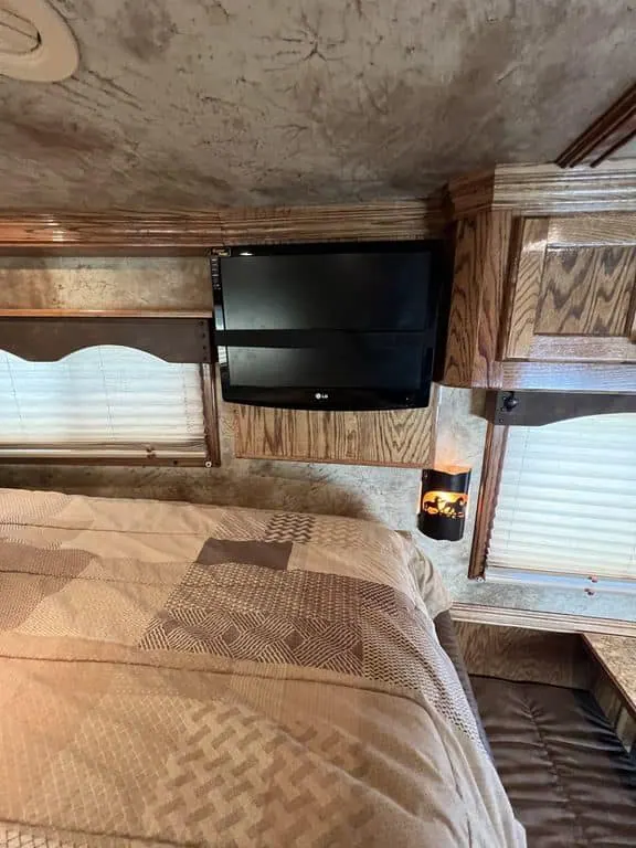 2009 Platinum Coach 3 H 16' SW w/Outlaw Conversion