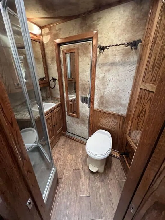 2009 Platinum Coach 3 H 16' SW w/Outlaw Conversion