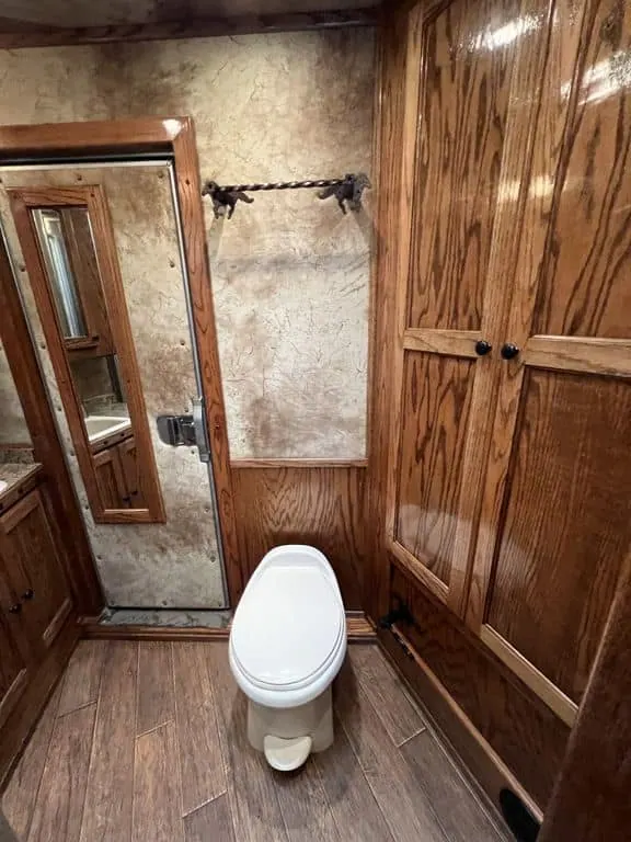 2009 Platinum Coach 3 H 16' SW w/Outlaw Conversion