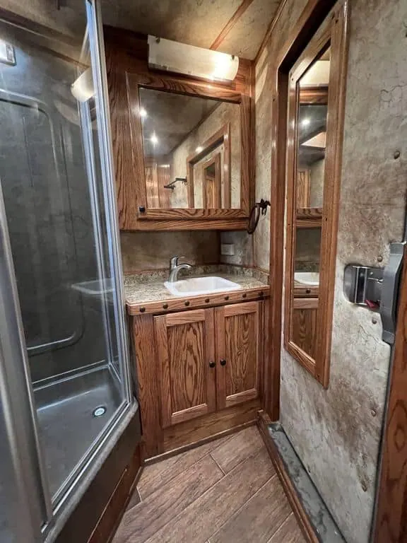 2009 Platinum Coach 3 H 16' SW w/Outlaw Conversion