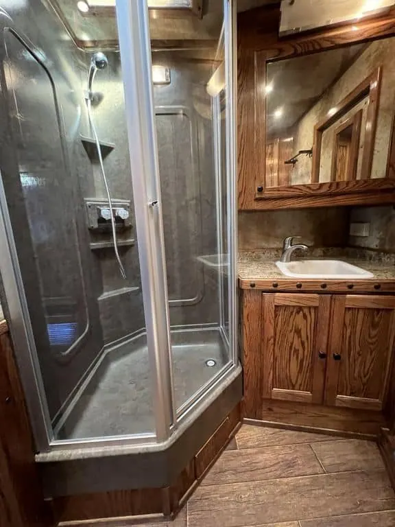 2009 Platinum Coach 3 H 16' SW w/Outlaw Conversion