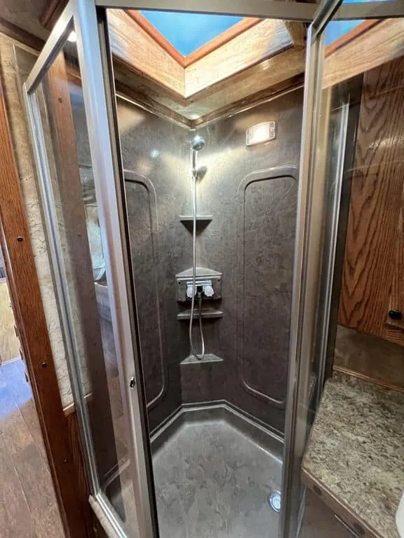 2009 Platinum Coach 3 H 16' SW w/Outlaw Conversion
