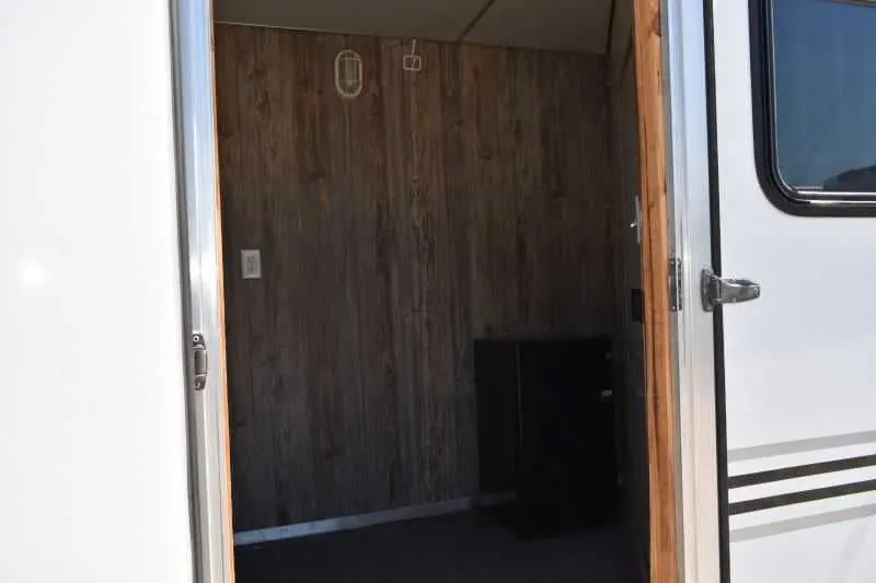 Used 2005 Silver Star 2HGNLQ 2 Horse Trailer with 4' Short Wall