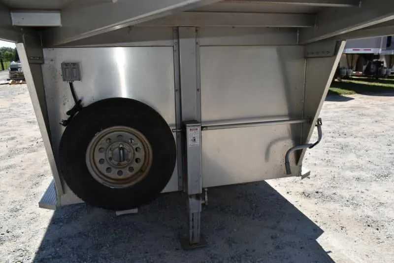 Used 2005 Silver Star 2HGNLQ 2 Horse Trailer with 4' Short Wall