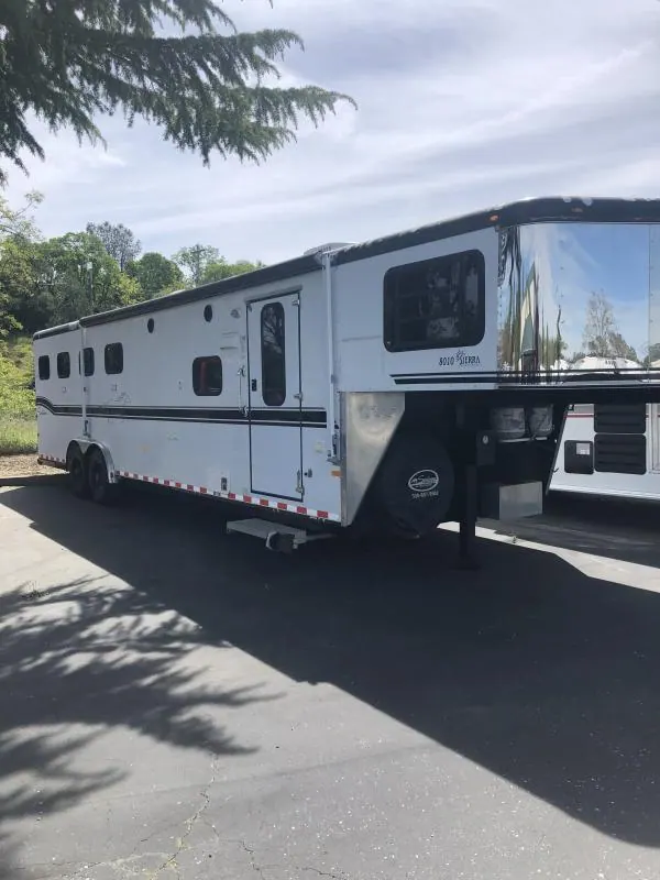 2003 Sundowner Trailers LQ 4H 8010 SIERRA Horse Trailer
